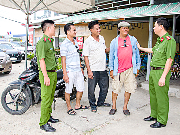 Công an phường Tân Phước, TX.Phú Mỹ trao đổi với các thành viên Tổ xe ôm tự quản về công tác giữ gìn ANTT tại địa phương. 