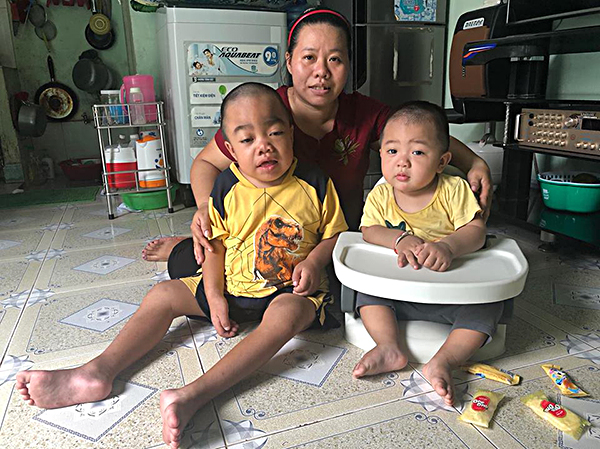 Chị Trần Thị Mai cùng hai con trai bị bệnh hiểm nghèo.
