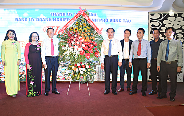 Lãnh đạo TP.Vũng Tàu tặng hoa chúc mừng các Chi bộ Đảng trong DN ngoài Nhà nước.