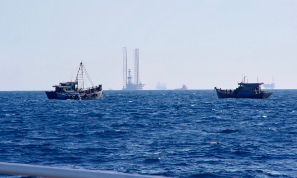 Hai tàu cá hoạt động gần giàn khoan.