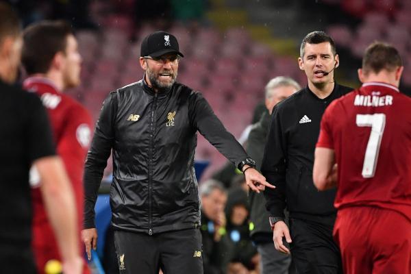 HLV Klopp (giữa) đang đối mặt với nhiều vấn đề ở Liverpool.