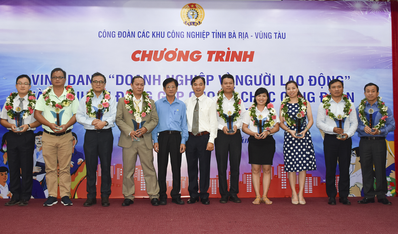 Ông Châu Văn Thắng, Chủ tịch LĐLĐ tỉnh và ông Nguyễn Đức Ý, Chủ tịch CĐ các KCN trao tặng biểu trưng và hoa cho đại diện các DN.