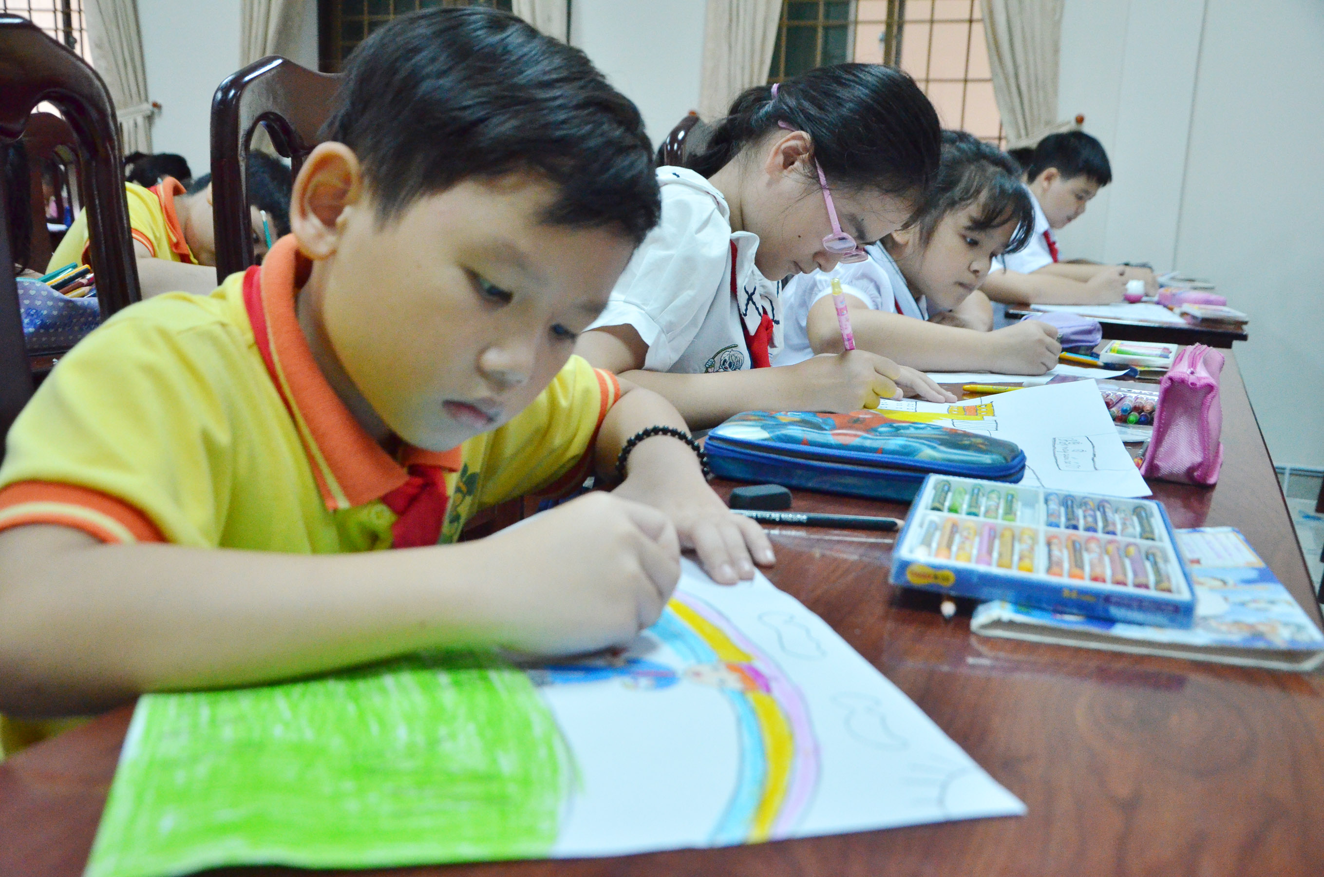 Học sinh Trường TH Hạ Long tham gia cuộc thi “Em vẽ ước mơ của em”.
