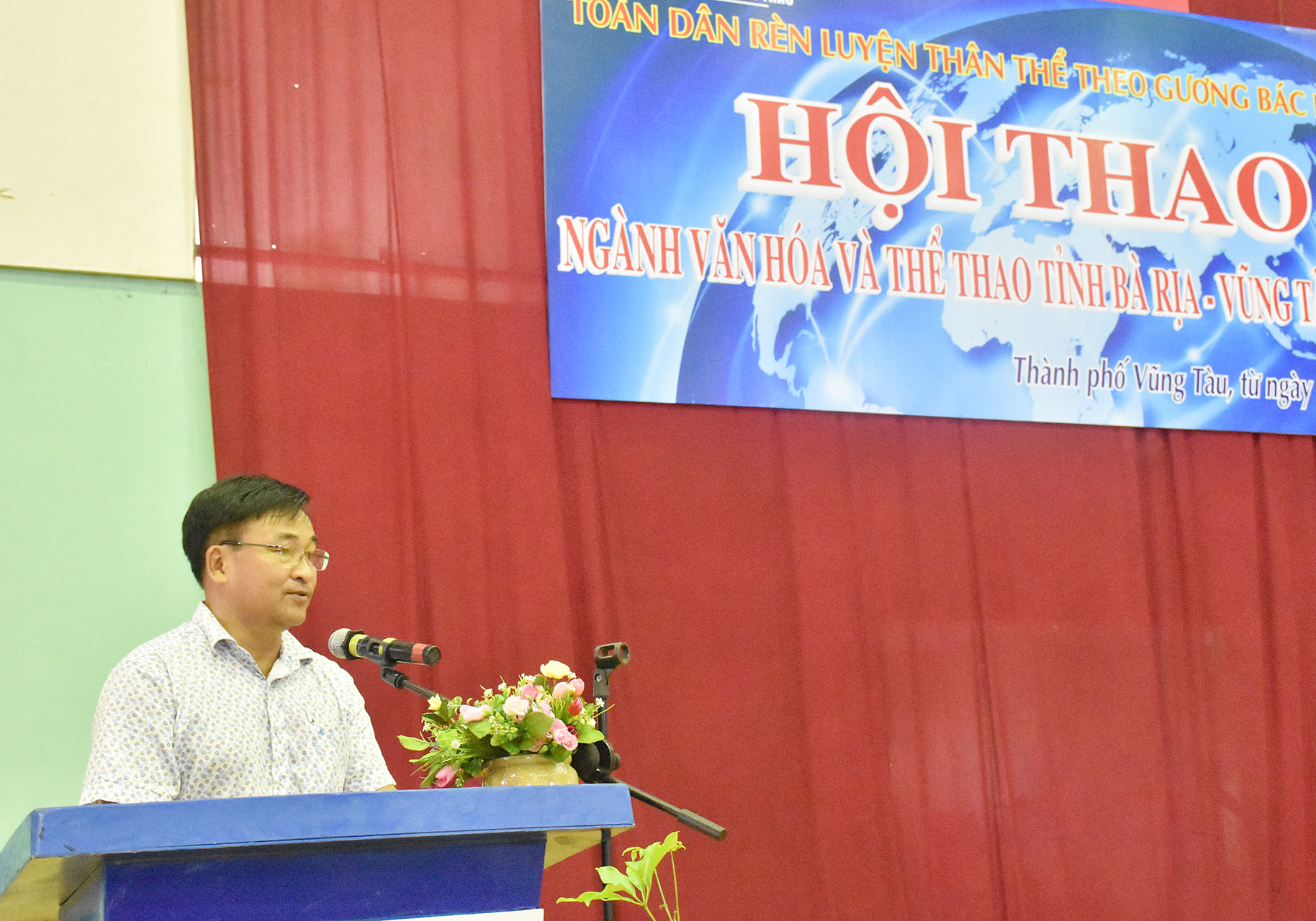 Ông Phan Thanh Sang, Phó Giám đốc Sở VH-TT, Trưởng Ban tổ chức hội thao phát biểu khai mạc.