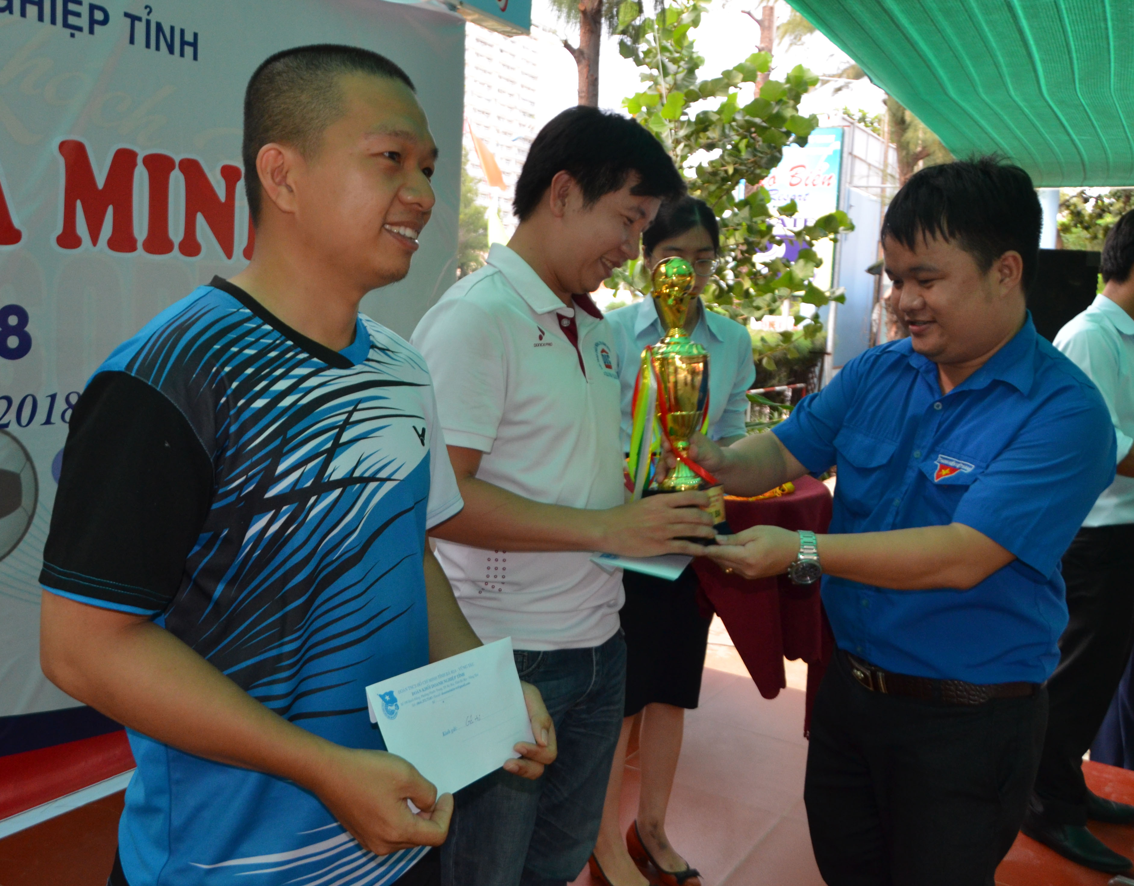Anh Nguyễn Văn Huệ, Phó Ban Tuyên giáo Tỉnh Đoàn trao giải Ba cho Đoàn cơ sở Tổng Công ty CP Đầu tư và Phát triển Xây dựng (DIC Group).
