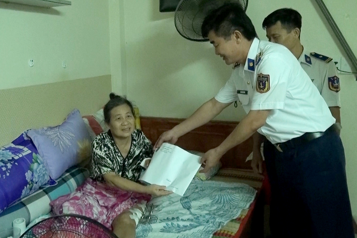 Đại tá Đinh Văn Điền, Bí thư Đảng ủy,  Chính ủy Hải đoàn 32 trao quà cho gia đình Trung úy Nguyễn Minh Hùng.