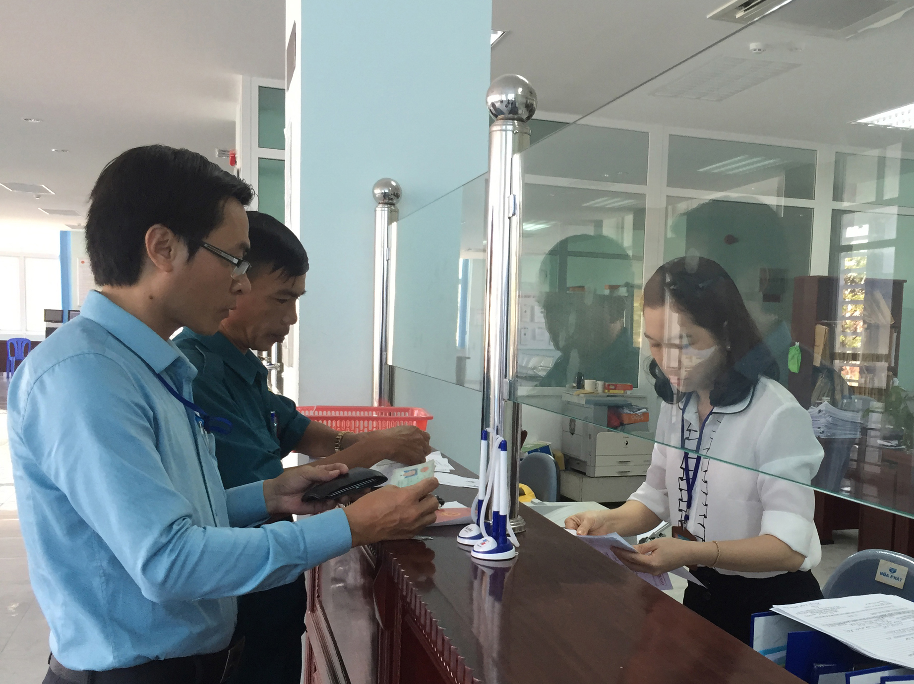 Người dân, DN làm thủ tục nộp thuế tại Chi cục thuế TP. Vũng Tàu. 
