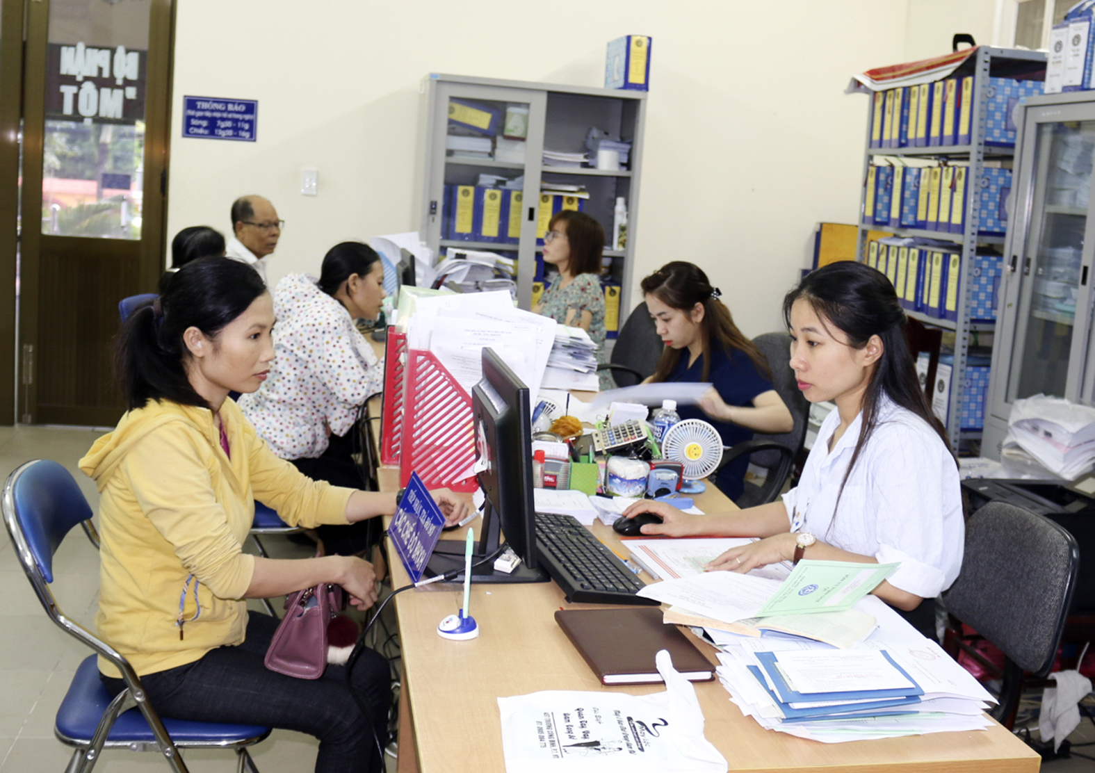 Người lao động đến nộp hồ sơ đăng ký nhận chế độ BHXH một lần tại BHXH tỉnh. 