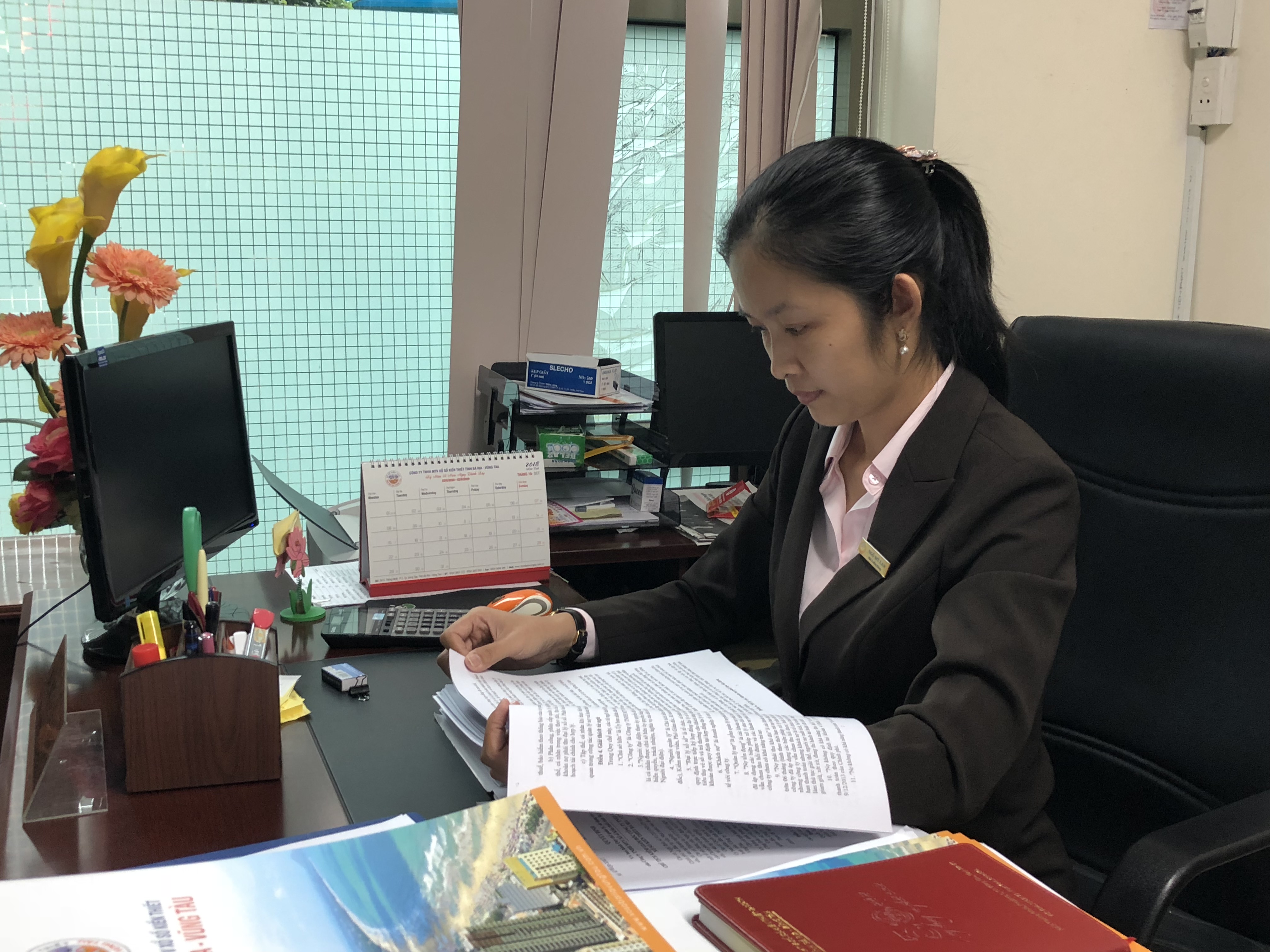 Cán bộ phụ trách công tác pháp chế của Công ty TNHH MTV Xổ số kiến thiết BR-VT nghiên cứu các chủ trương, chính sách của Đảng và Nhà nước để tham mưu cho DN.