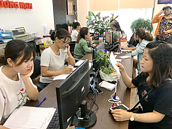 Khách hàng mua vé tại đại lý vé máy bay, tàu hỏa Phương Nam (324, Nguyễn An Ninh, phường 7, TP. Vũng Tàu).