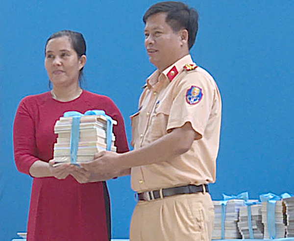 Đại diện Công an TP.Vũng Tàu tặng sách cho Trường TH Long Sơn 2.