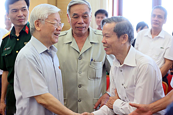 Tổng bí thư trao đổi với các cử tri quận Hoàn Kiếm, Ba Đình. Ảnh: NGỌC THẮNG