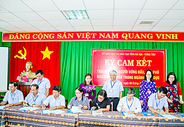 Lãnh đạo Sở GD-ĐT chứng kiến các đơn vị thực hiện ký cam kết trách nhiệm người đứng đầu, cấp phó của người đứng đầu trong ngành giáo dục.