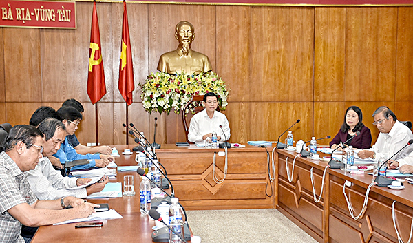 Đồng chí Nguyễn Hồng Lĩnh, Ủy viên Trung ương Đảng, Bí thư Tỉnh ủy, Chủ tịch HĐND tỉnh phát biểu tại cuộc họp.