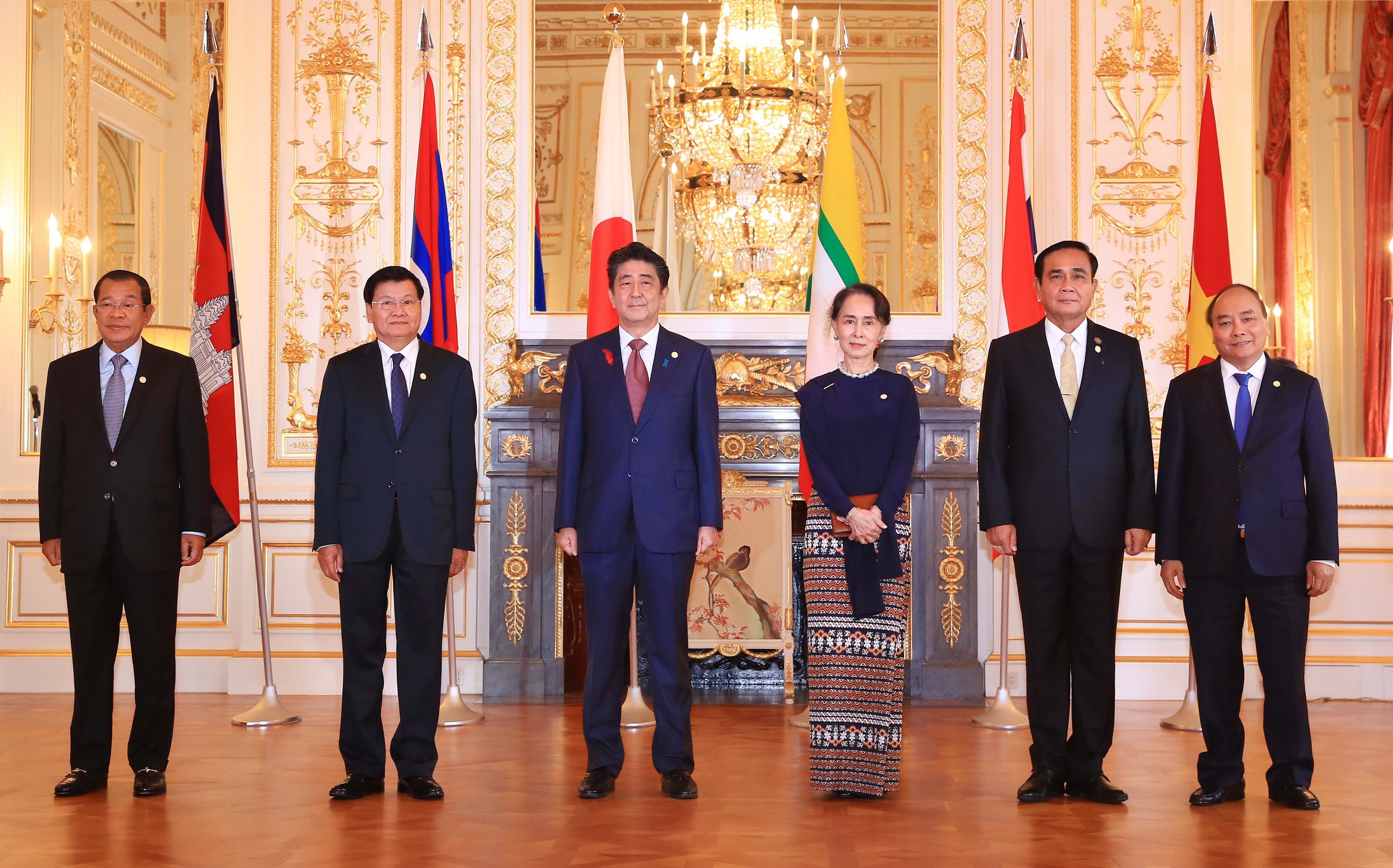 Từ phải sang: Thủ tướng Nguyễn Xuân Phúc, Thủ tướng Thái Lan Prayuth Chan-ocha, Cố vấn Nhà nước Myanmar Aung San Suu Kyi, Thủ tướng Nhật Bản Shinzo Abe, Thủ tướng Lào Thongloun Sisoulith và Thủ tướng Campuchia Samdech Hun Sen chụp ảnh chung. 