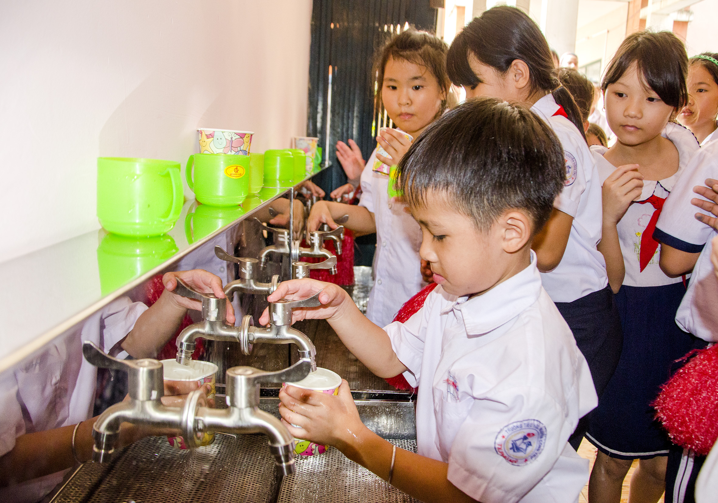 Học sinh trường TH Nguyễn Công Trứ, phường Hắc Dịch (TX.Phú Mỹ) sử dụng nước sạch từ hệ thống máy lọc nước. 