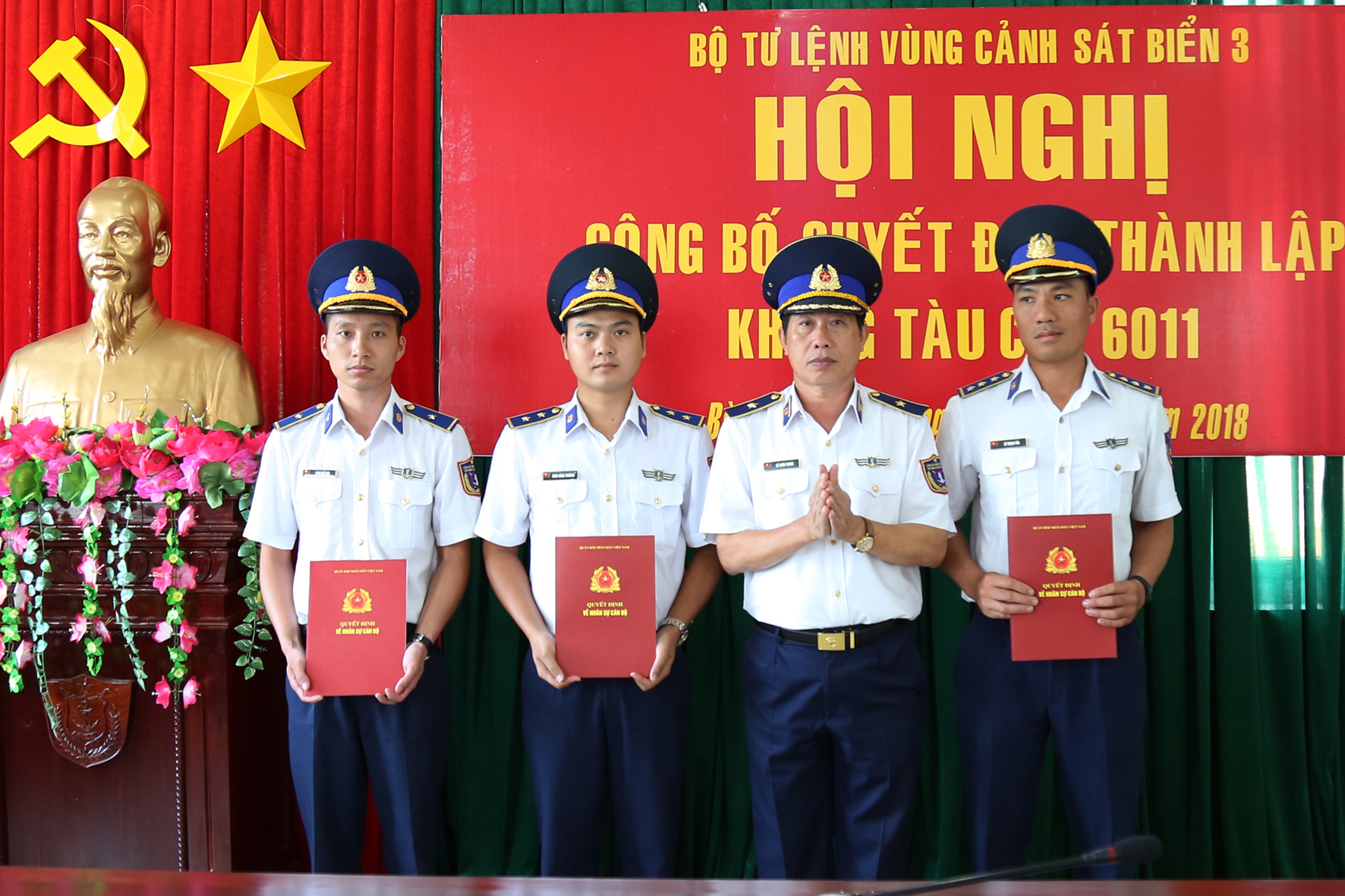 Thiếu tướng Lê Xuân Thanh - Tư lệnh Vùng CSB 3 trao quyết định thành lập khung tàu cho đại diện tàu CSB 6011