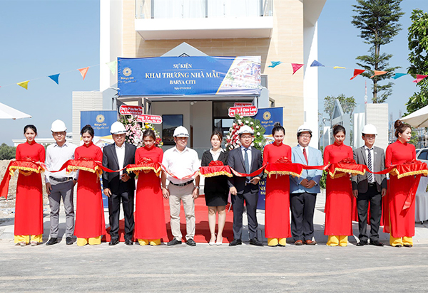 Đại diện Chủ đầu tư - Đơn vị quản lý – Đơn vị thi công và các Đơn vị phân phối dự án cùng thực hiện nghi thức khai trương Nhà mẫu.