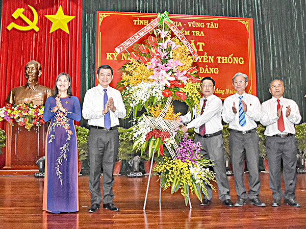 Đồng chí Nguyễn Hồng Lĩnh, Ủy viên Trung ương Đảng, Bí thư Tỉnh ủy, Chủ tịch HĐND tỉnh tặng hoa chúc mừng UBKT Tỉnh ủy nhân buổi họp mặt.