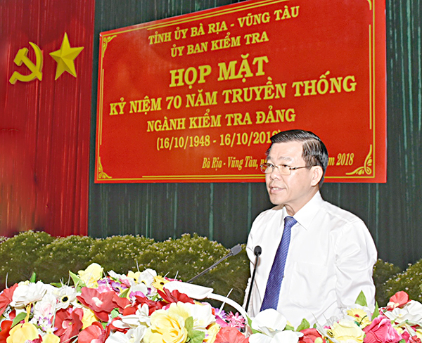 Đồng chí Nguyễn Hồng Lĩnh, Ủy viên Trung ương Đảng, Bí thư Tỉnh ủy, Chủ tịch HĐND tỉnh phát biểu chào mừng kỷ niệm 70 năm truyền thống ngành Kiểm tra Đảng.