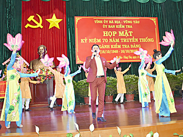 Tiết mục ca múa “Người sống mãi trong lòng miền Nam” do Đoàn ca múa nhạc tỉnh biểu diễn tại buổi họp mặt.