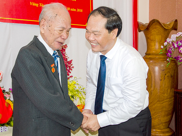 Đồng chí Mai Ngọc Thuận ân cần hỏi thăm sức khỏe, đời sống của gia đình đảng viên Trương Thanh Toàn.
