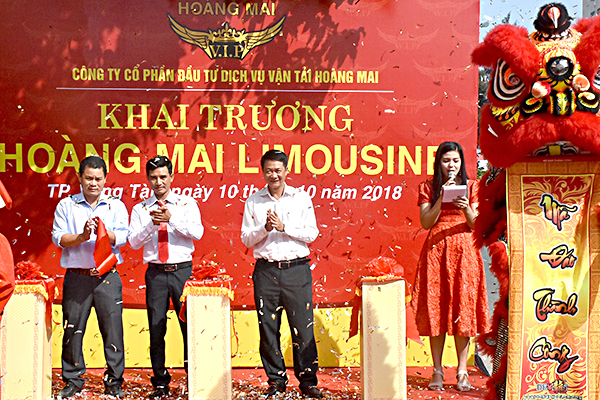 Lễ khai trương hãng xe Hoàng Mai Limousine.