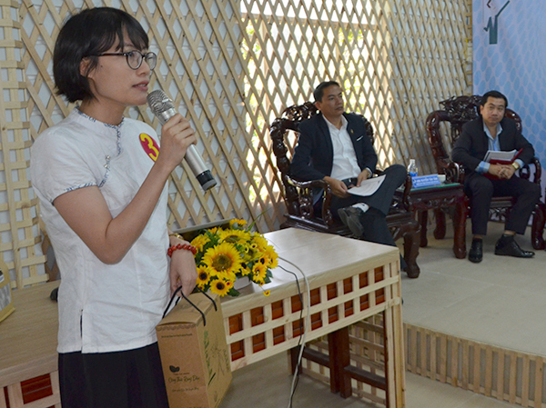 Chị Nguyễn Thị Hoài (phường Kim Dinh, TP.Bà Rịa) thuyết trình về dự án “Sản xuất mộc thanh trà Việt Nam”.