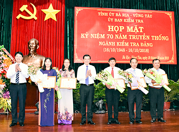 Đồng chí Nguyễn Hồng Lĩnh, Ủy viên Trung ương Đảng, Bí thư Tỉnh ủy, Chủ tịch HĐND tỉnh và đồng chí Nguyễn Thanh Tịnh, Phó Chủ tịch UBND tỉnh trao Bằng khen của UBND tỉnh cho các tập thể.