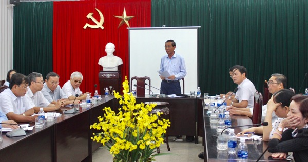 Ông Nguyễn Văn Thắm, Chủ tịch UBND TX. Phú Mỹ phát biểu tại buổi đối chất. Ảnh: KHÁNH CHI