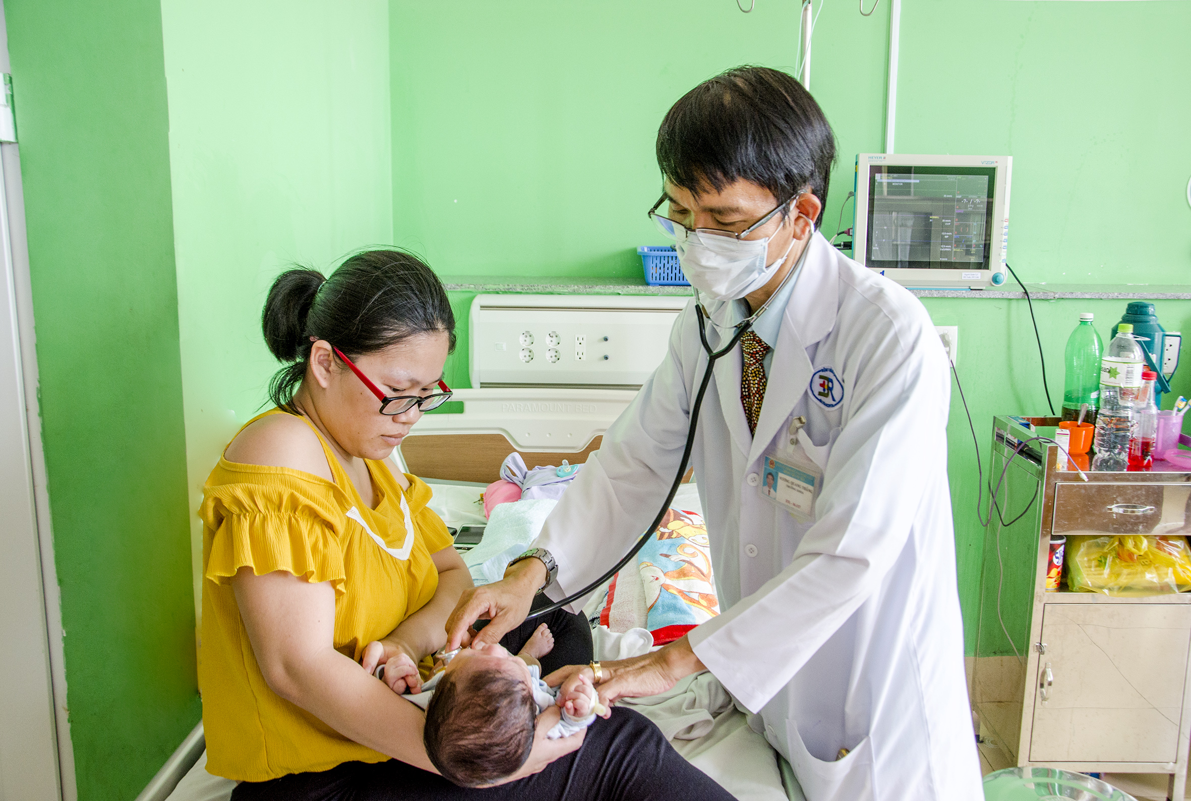 Bác sĩ Khoa Nhi, Bệnh viện Bà Rịa thăm khám cho bệnh nhi mắc bệnh viêm phổi.