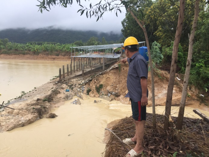 Ngày 3-9, sau nhiều trận mưa lớn kéo dài, nước từ trên núi Thị Vải và Núi Dinh cuồn cuộn đổ về làm vỡ đập  suối Giao Kèo (TX. Phú Mỹ).