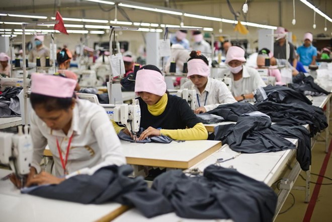 Sản xuất hàng may mặc xuất khẩu tại Campuchia. 