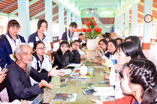 Ông Lê Văn Mai, hậu duệ đời thứ 4 của ông Trần (bìa trái) kể về ý nghĩa của Lễ hội Trùng Cửu cho các SV Khoa Du lịch, Trường CĐ Văn hóa Nghệ thuật TP.Hồ Chí Minh. 