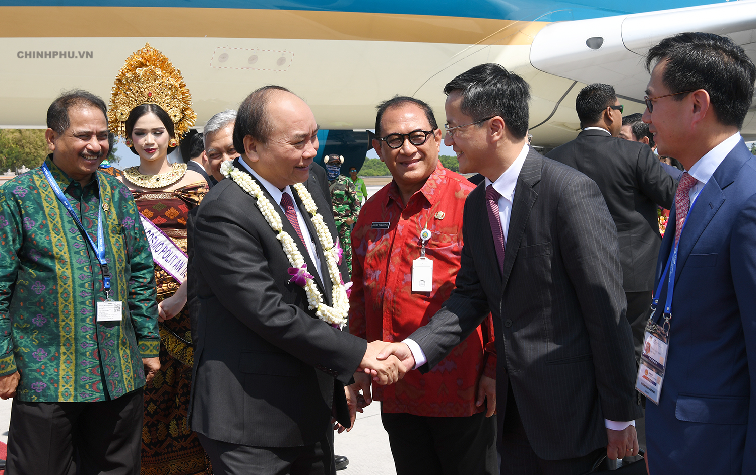 Đại sứ Việt Nam tại Indonesia đón Thủ tướng Nguyễn Xuân Phúc  tại sân bay. Ảnh: QUANG HIẾU