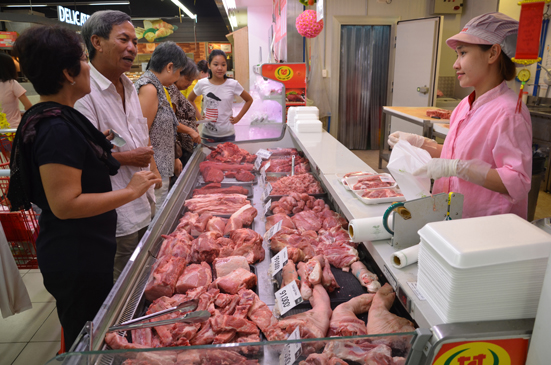 Trong thời gian qua, tỉnh đã tổ chức nhiều hội nghị nhằm liên kết đưa hàng hóa vào các hệ thống phân phối của tỉnh.  Trong ảnh: Khách hàng chọn mua hàng tươi sống tại Lottemart Vũng Tàu. 