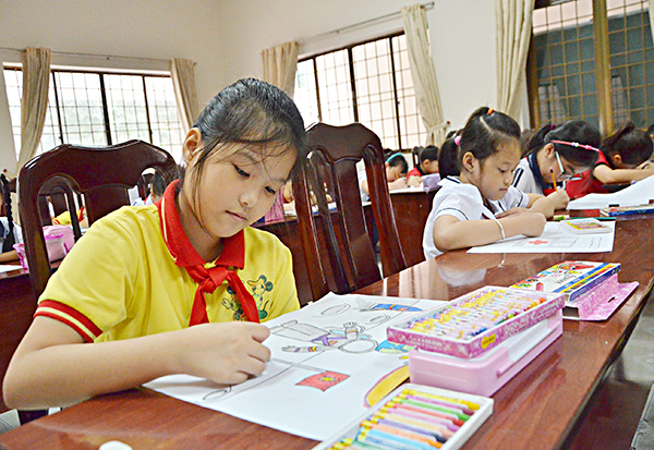 Các em HS Trường TH Hạ Long tham gia cuộc thi “Em vẽ ước mơ của em”.