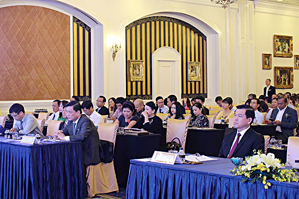 Đồng chí Nguyễn Hồng Lĩnh, Uỷ viên Trung ương Đảng, Bí thư tỉnh ủy, Chủ tịch HĐND tỉnh tham dự buổi họp mặt ngày Doanh nhân Việt Nam.
