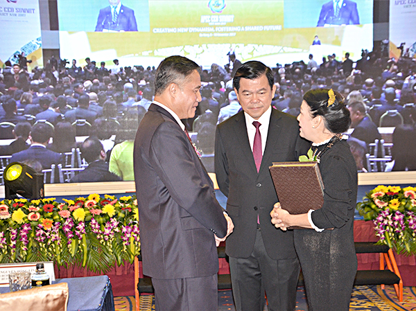 Đồng chí Nguyễn Hồng Lĩnh, Uỷ viên Trung ương Đảng, Bí thư tỉnh ủy, Chủ tịch HĐND tỉnh gặp gỡ, lắng nghe ý kiến của các doanh nhân bên lề buổi họp mặt.