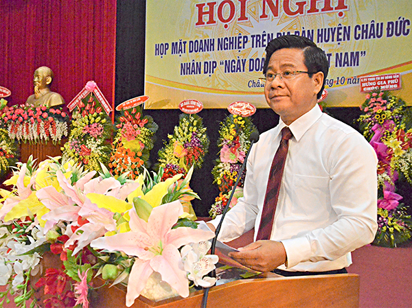 Đồng chí Bùi Chí Thành, Ủy viên Dự khuyết Trung ương Đảng, Bí thư Huyện ủy phát biểu chúc mừng trong buổi họp mặt.