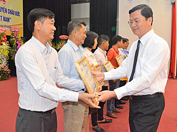 Ông Nguyễn Công Vinh, Chủ tịch UBND huyện Châu Đức trao Quyết định khen thưởng các DN tiêu biểu trên địa bàn huyện.