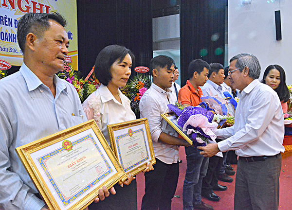 Ông Trần Phong Định, Phó Chủ tịch HĐND huyện Châu Đức trao Quyết định khen thưởng các DN tiêu biểu trên địa bàn huyện.