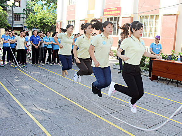 Hội LHPN phường 9 tham gia bộ môn thi nhảy dây tập thể tại hội thao.