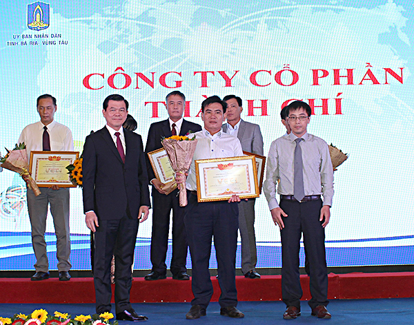 Đồng chí Nguyễn Hồng Lĩnh và đồng chí Đậu Anh Tuấn, Trưởng Ban Pháp chế Phòng Thương mại và Công nghiệp Việt Nam (VCCI) trao Bằng khen của VCCI Việt Nam cho 25 DN đã có thành tích xuất sắc trong hoạt động sản xuất- kinh doanh, góp phần thúc đẩy sự nghiệp phát triển cộng đồng DN Việt Nam năm 2017. Ảnh: HÀ PHAN