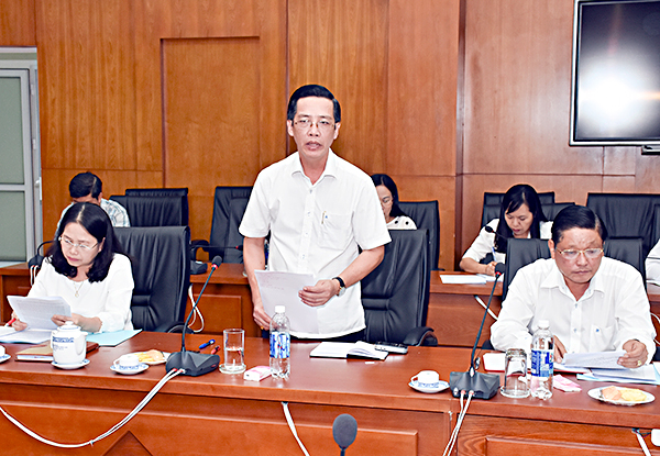 Đồng chí Lưu Tài Đoàn, Ủy viên Ban Thường vụ Tỉnh ủy, Trưởng Ban Tổ chức Tỉnh ủy chỉ ra những nội dung Ngành Tổ chức xây dựng Đảng tỉnh cần tập trung thực hiện trong cuộc họp khối Xây dựng Đảng đánh giá  trách nhiệm người đứng đầu giữa nhiệm kỳ thực hiện Nghị quyết Đại hội Đảng bộ tỉnh lần thứ VI. Ảnh: PHÚC LƯU