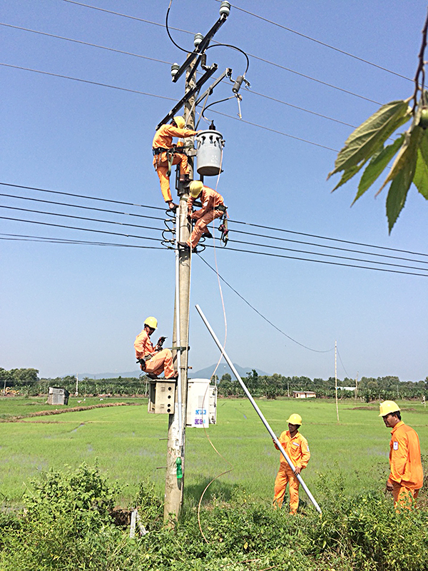 Nhân viên Điện lực Bà Rịa thực hiện việc lắp thiết bị, máy biến áp để đóng điện cho đường dây hạ thế dọc tuyến đường 09K. 