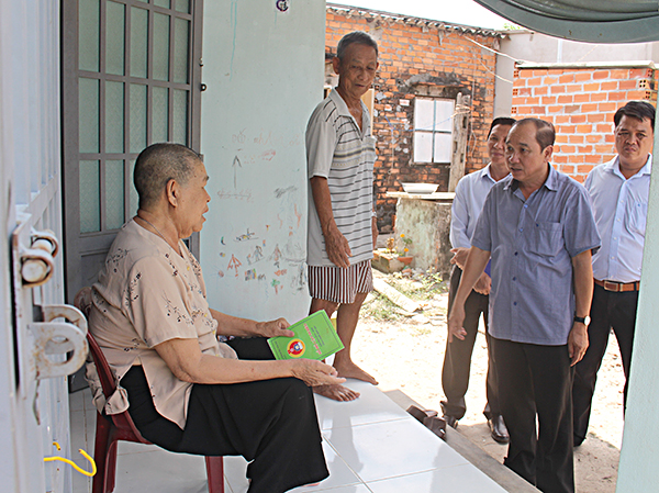 Thành viên Ban Văn hóa-Xã hội HĐND tỉnh khảo sát việc thực hiện Đề án giảm nghèo bền vững tại hộ gia đình ông Ngô Văn Tốt, tổ 1, khu phố Phước Điền, thị trấn Phước Hải, huyện Đất Đỏ.