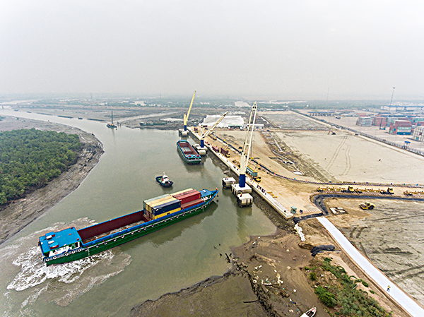 Tàu hàng chuẩn bị cập Cảng Dịch vụ Tổng hợp Hưng Thái (xã Phước Hòa, TX. Phú Mỹ). Ảnh: KHA SAN