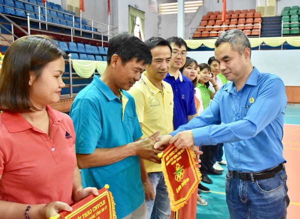 Ông Mai Trung Hưng, Phó Giám đốc Sở Xây dựng, Chủ tịch Công đoàn ngành Xây dựng trao cờ lưu niệm cho các đội về tham gia hội thao.