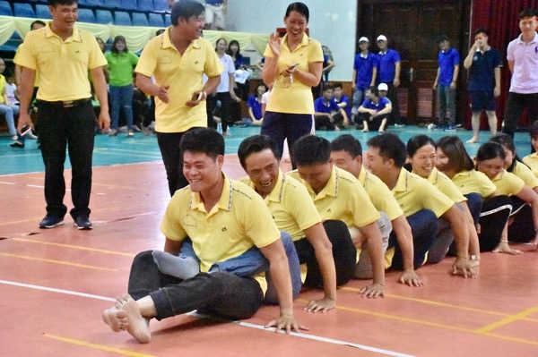 Các VĐV thi đấu môn chèo thuyền trên cạn.